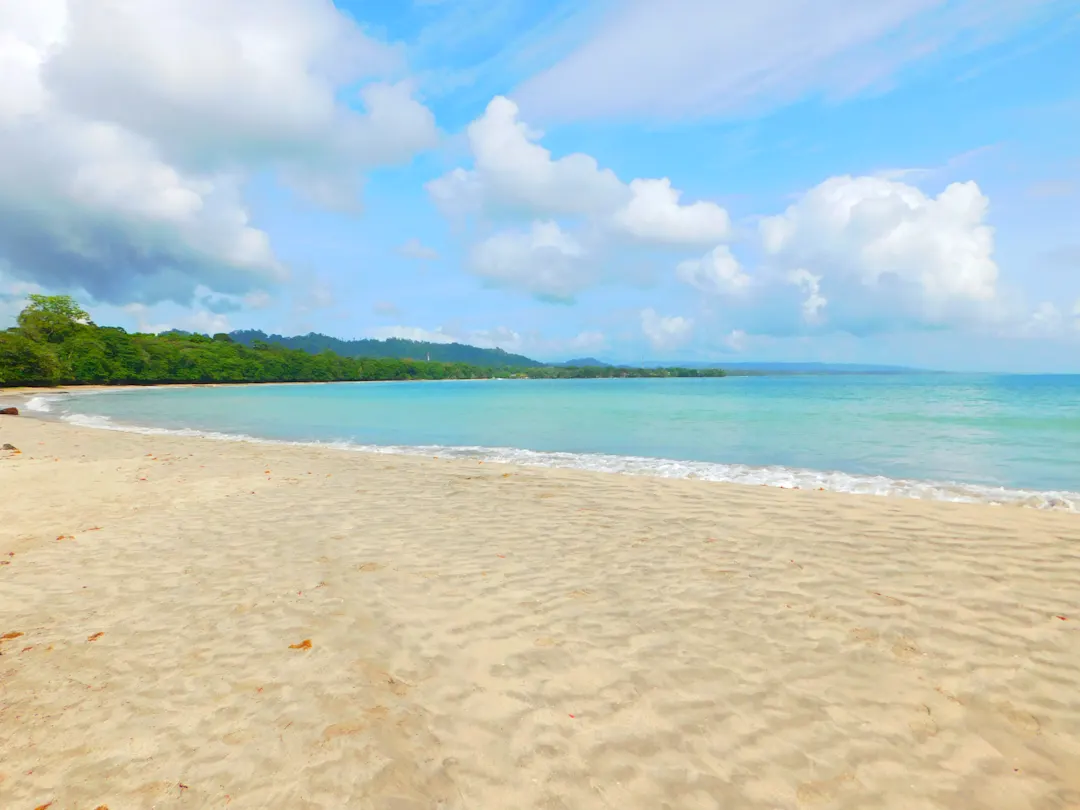 Playa Blanca, Cahuita, Costa Rica Klares Meer am Sandstrand