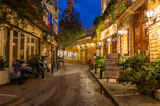 Visitez Psyrri pendant votre voyage à Athènes, l'un des quartiers branchés et artistiques de la ville où vous pourrez visiter de nombreuses galeries d'art.