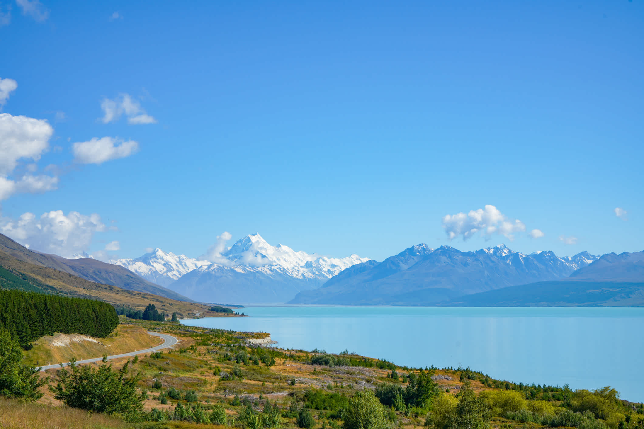 Lake Pukaki mit dem Mount Cook Glacier Mountain Range im Hintergrund, Canterbury, Neuseeland.
