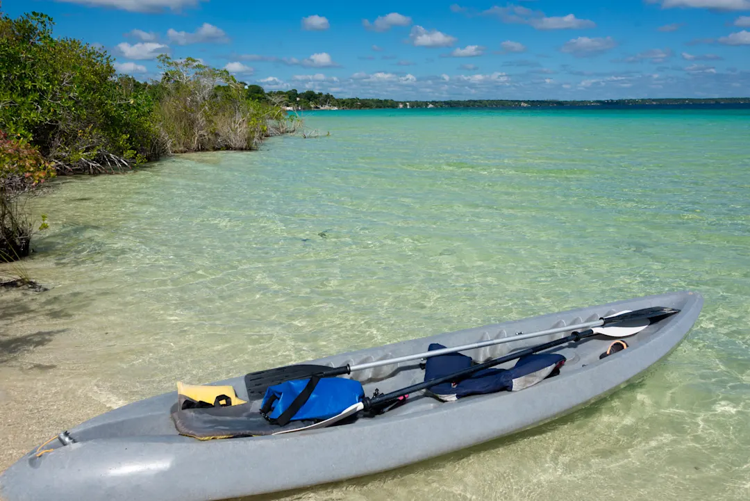 Canoë sur les rives de la lagune de Bacalar