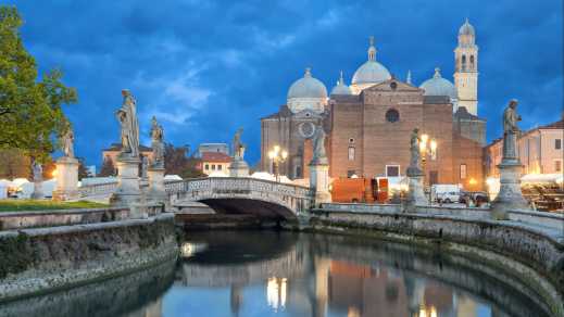Blick auf die Basilika Saint Giustina vom Platz Prato della Valle am Abend, Padua, Italien.

