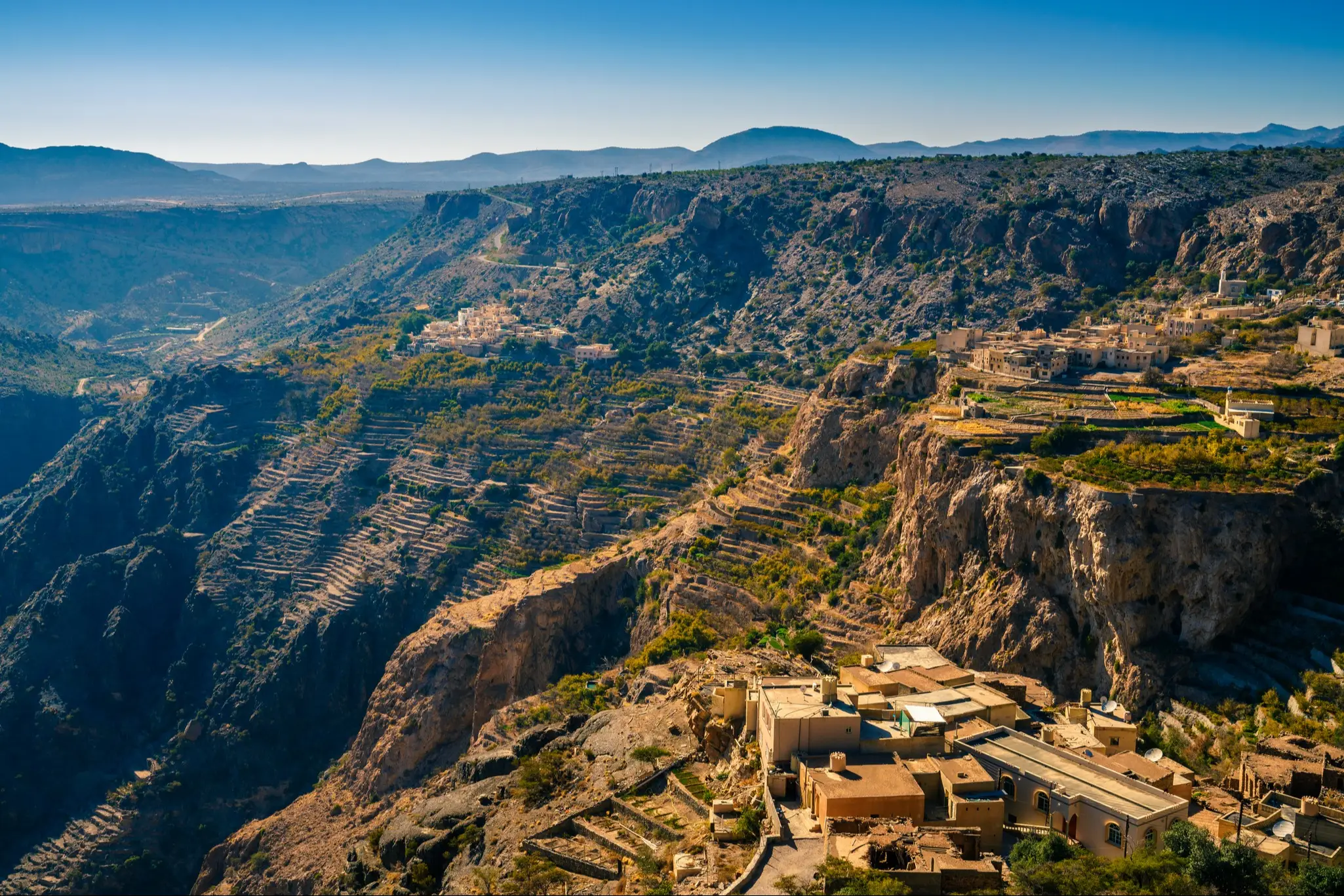 Die Landschaft mit den Terrassenfeldern vom Berg Jebel Akhdar im Oman.

