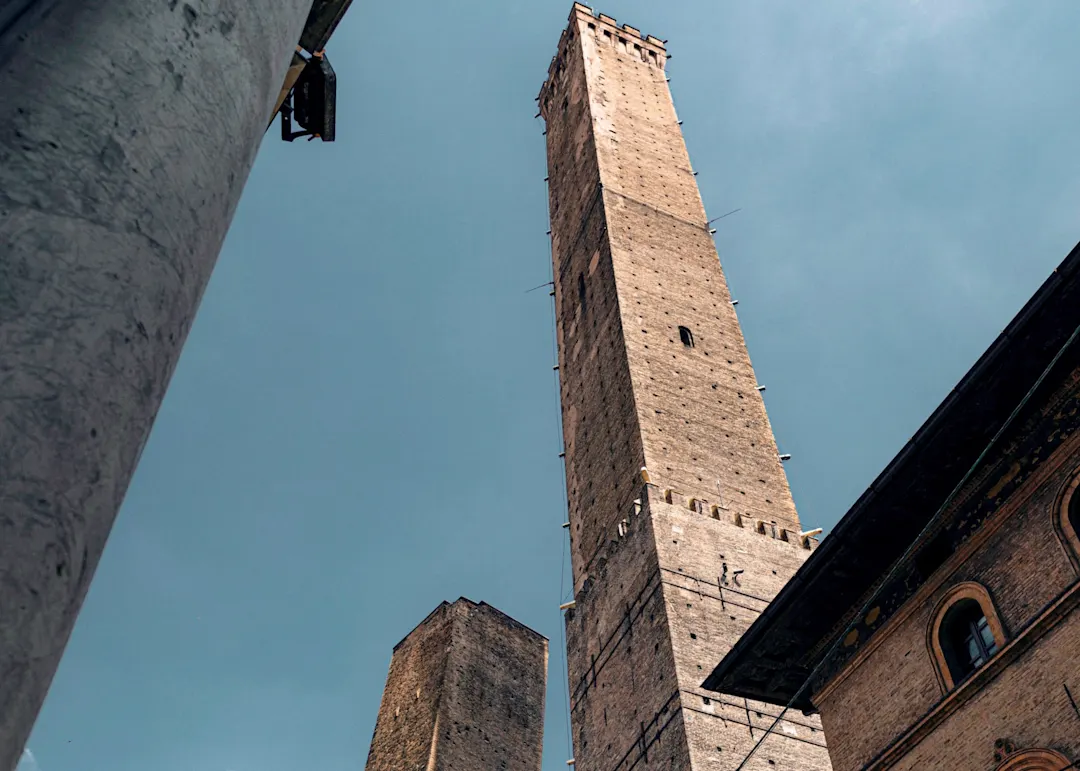 Europa Italien Bologna Türme Blick auf die Türme von Bologna - Sehenwürdigkeit bei einer Bologna Reise