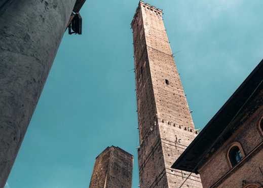 Blick auf die Türme von Bologna - Sehenwürdigkeit bei einer Bologna Reise