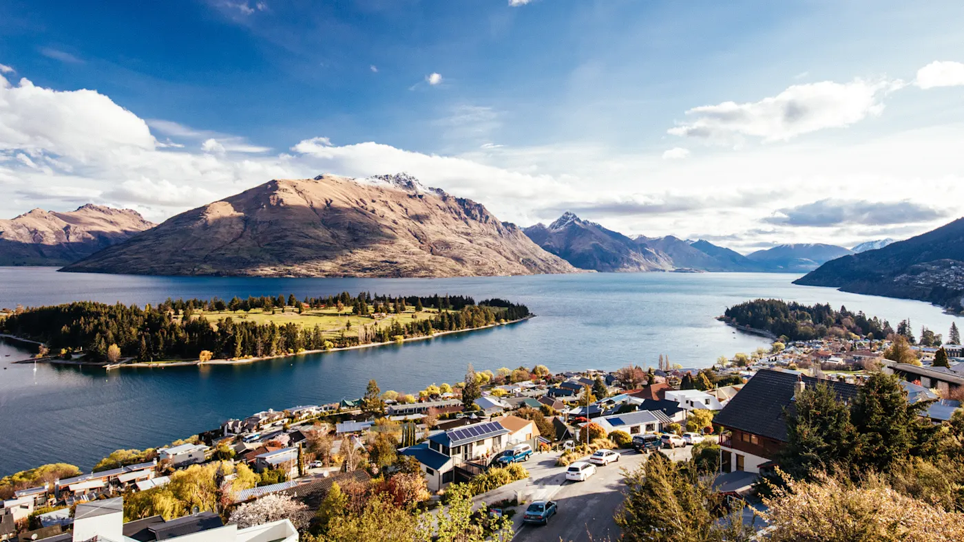 Südinsel, Neuseeland Panoramablick auf Queenstown mit dem Wakatipu-See und den Remarkables-Bergen. Queenstown, Otago, Neuseeland.