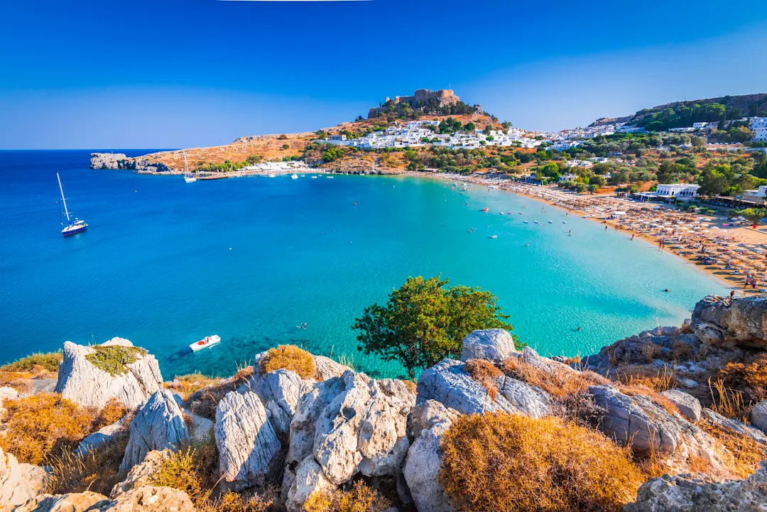 Griechenland, Rhodos, Lindos Blick auf die Lindos Stadt und den Strand, Rhodos, Griechenland.