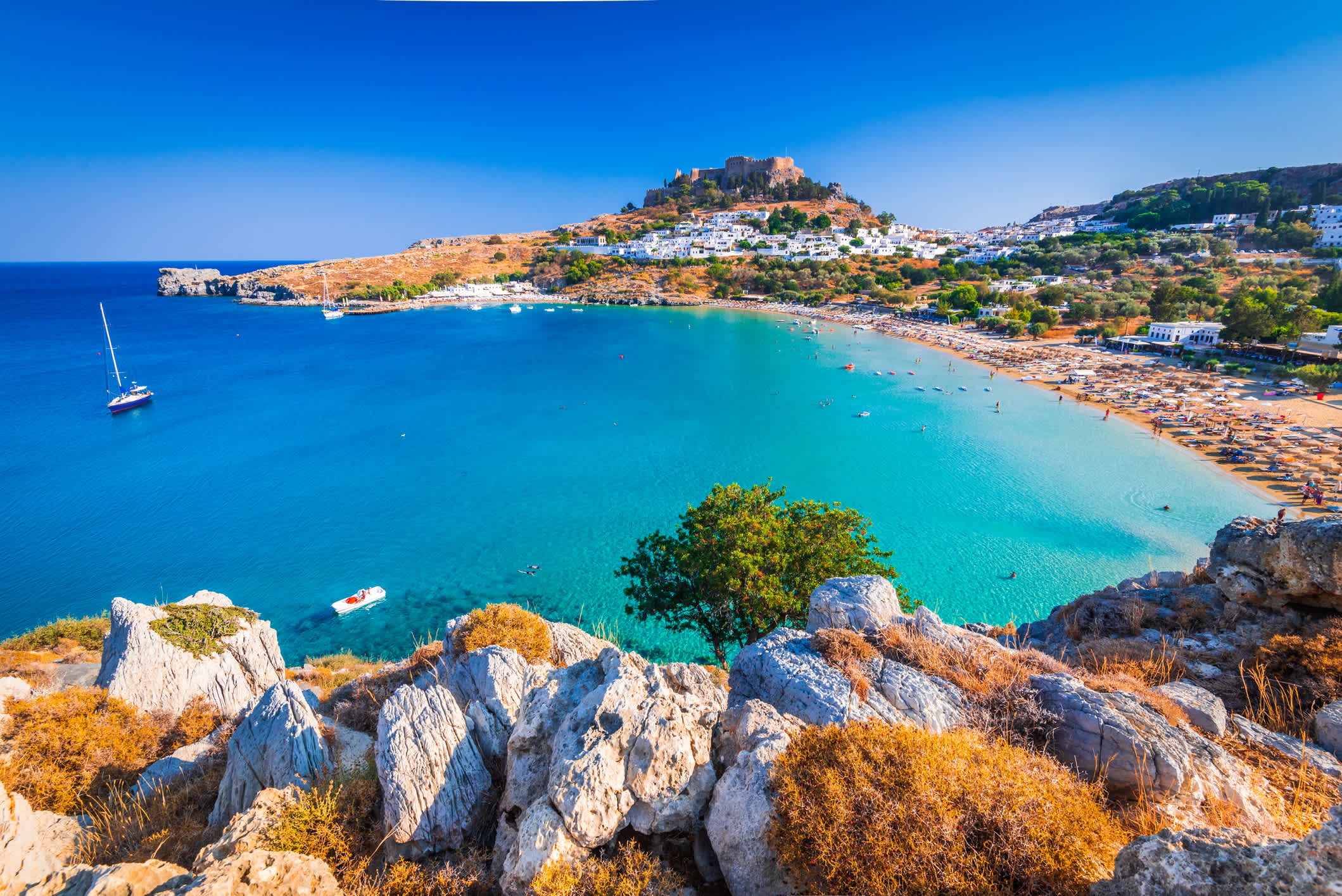 Vue sur la ville de Lindos et la plage, à Rhodes, en Grèce.