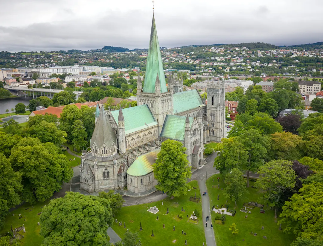 Norwegen, Trondheim, Nidarosdom Luftaufnahme von Nidaros Kathedrale, Trondheim, Norwegen.