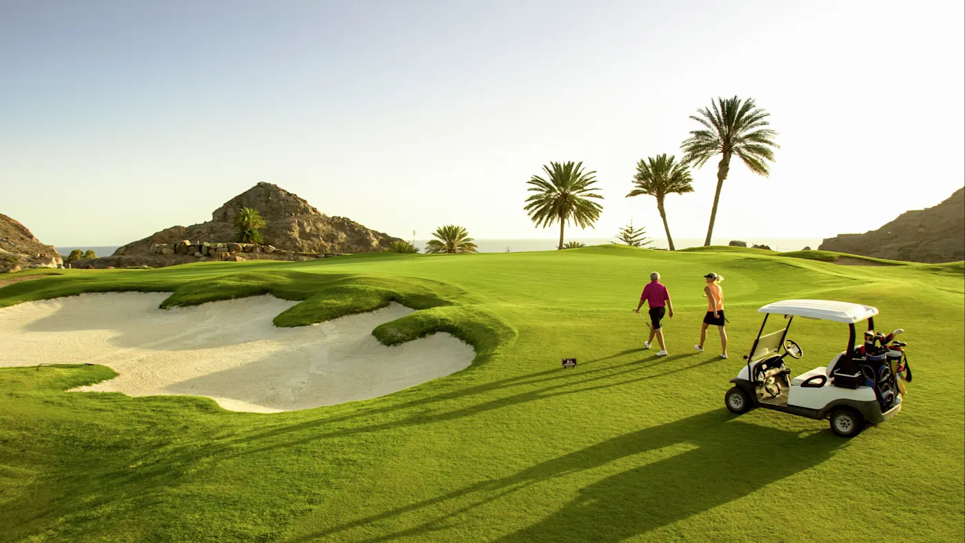 Sri Lanka, Golfplatz Tropischer Golfplatz am Meer mit Palmen, Sandbunker und Golfcart, Sri Lanka.