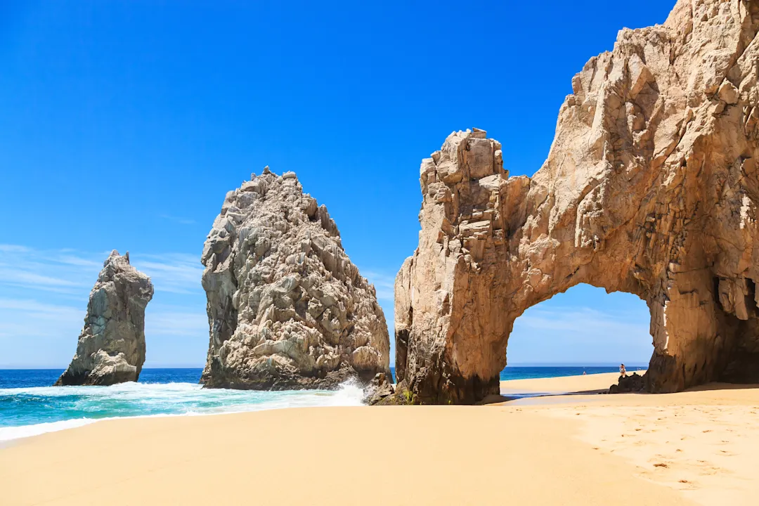 Mexiko Cabo San Lucas Berühmtes, 60 Meter hohes Wahrzeichen von Cabo San Lucas. Diese bogenförmige Felsformation bildet auch die Grenze zwischen dem Golf von Kalifornien und dem Pazifischen Ozean.