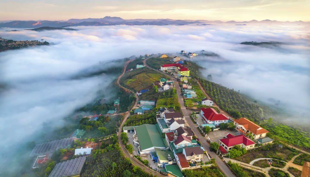 Vue aérienne de la ville dans le brouillard du petit matin dans les hauts plateaux de Da Lat, Vietnam
