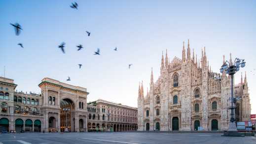 Bekijk de piazza en de voorgevel van de Dom van Milaan bij dageraad, tijdens een vakantie in Milaan