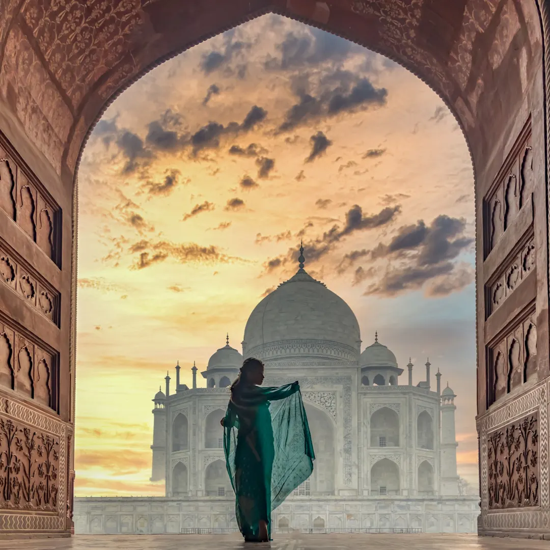 Frau in traditonalen Kultur Kleid Saree oder Sari im Taj Mahal, Taj Mahal ist das schönste weiße Marmor Mausoleum in der indischen Stadt, Agra, Uttar Pradesh, Indien.