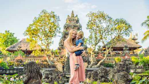 Mère et fils devant un temple lors d'un voyage en Indonésie en famille