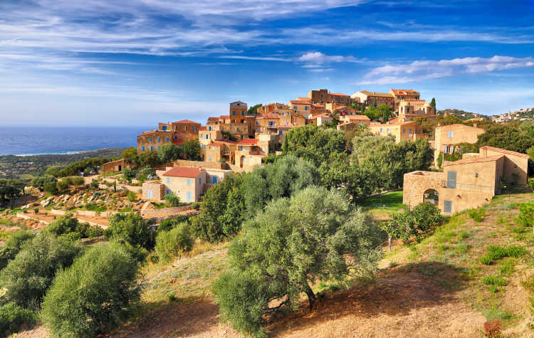 Blick auf ein malerisches Dorf auf der Insel Korsika 