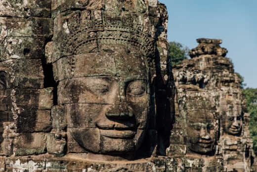 Alle Türme dieses Tempels zeigen bis zu sieben Meter hohe lächelnde Gesichter