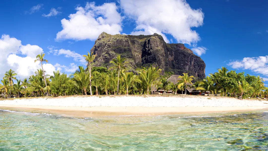 Tropischer Strand mit Blick auf den felsigen Le Morne Brabant. Le Morne, Mauritius.