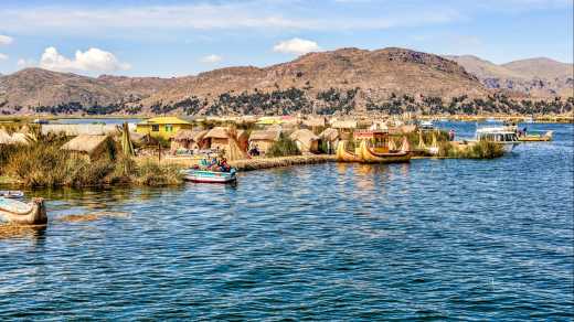 Schwimmende Inseln aus Schilf auf dem Titicacasee, Peru.