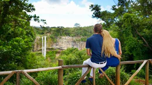 Junges Paar mit perfektem Blick auf die Chamarel-Wasserfälle von Mauritius

