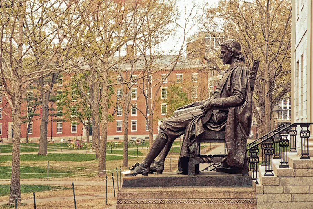 USA, Massachusetts, Cambridge, Harvard-Universität John-Harvard-Statue an der Harvard-Universität in Cambridge, Massachusetts