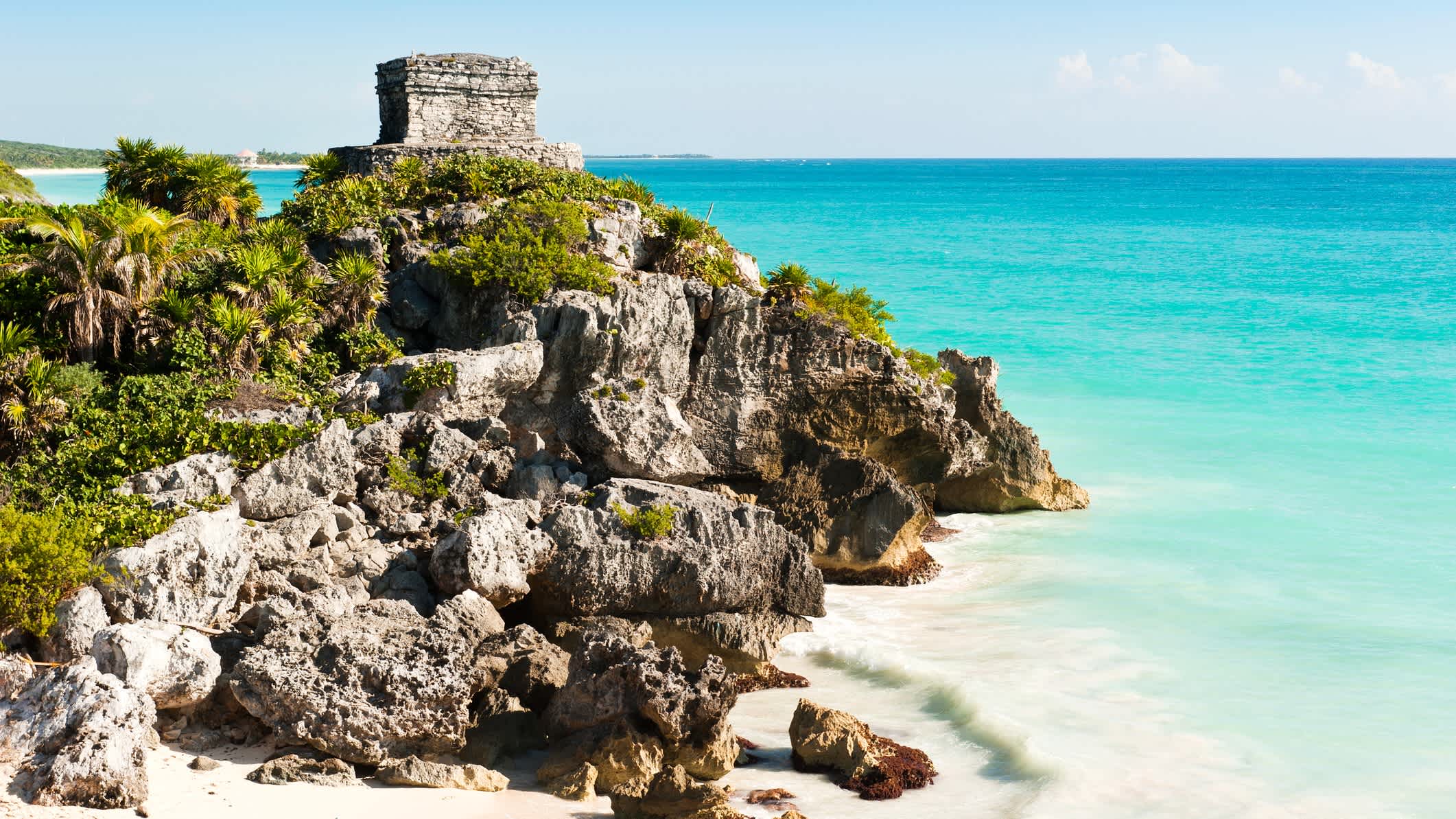 Ruinen der alten Maya-Stadt Tulum in Mexiko, aufgenommen an einem warmen Sommertag mit klarem blauen Himmel und t�ürkisfarbenem Karibikmeer.