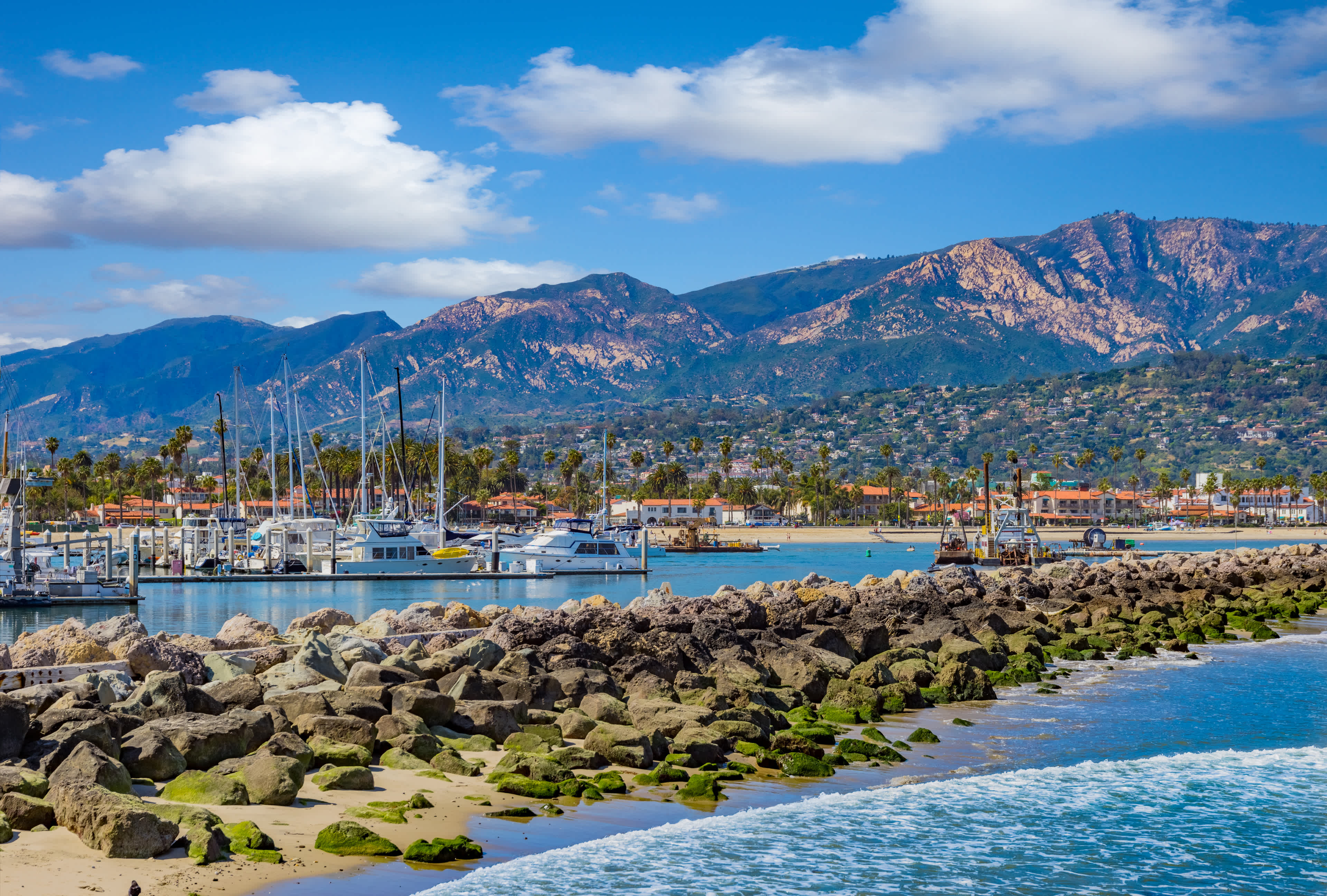 Santa Barbara Marina Küste Wellenbrecher mit Sportboote, CA