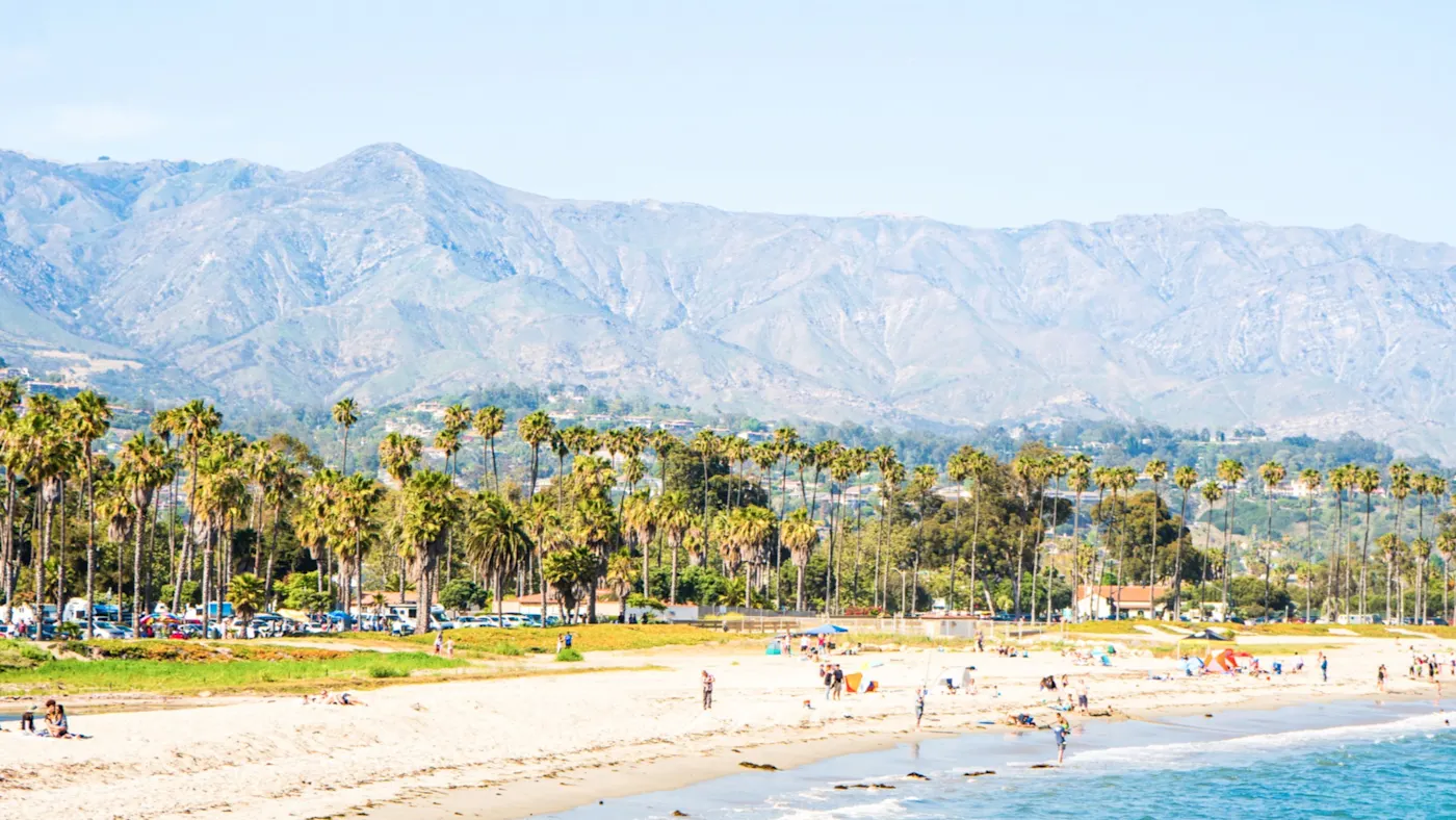 Santa Barbara, Kalifornien, Vereinigte Staaten Strand von Santa Barbara mit Palmen und Bergen im Hintergrund. Santa Barbara, Kalifornien, Vereinigte Staaten.