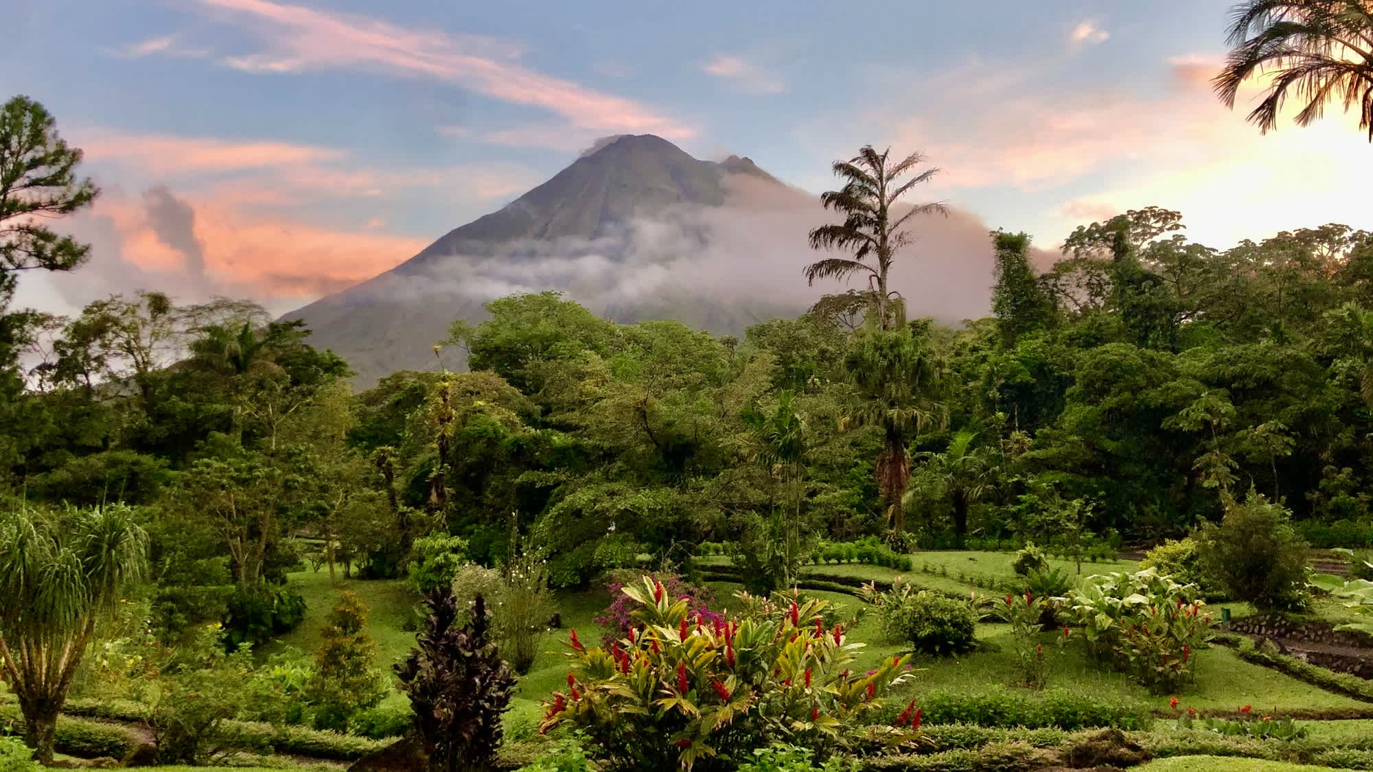 Blick auf den Arenal Vulkan in Costa Rica bei Sonnenuntergang.