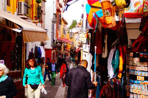 Visitez les boutiques du bazar historique de style arabe de Grenade, l'Alcaicería – un must pour des vacances à Grenade