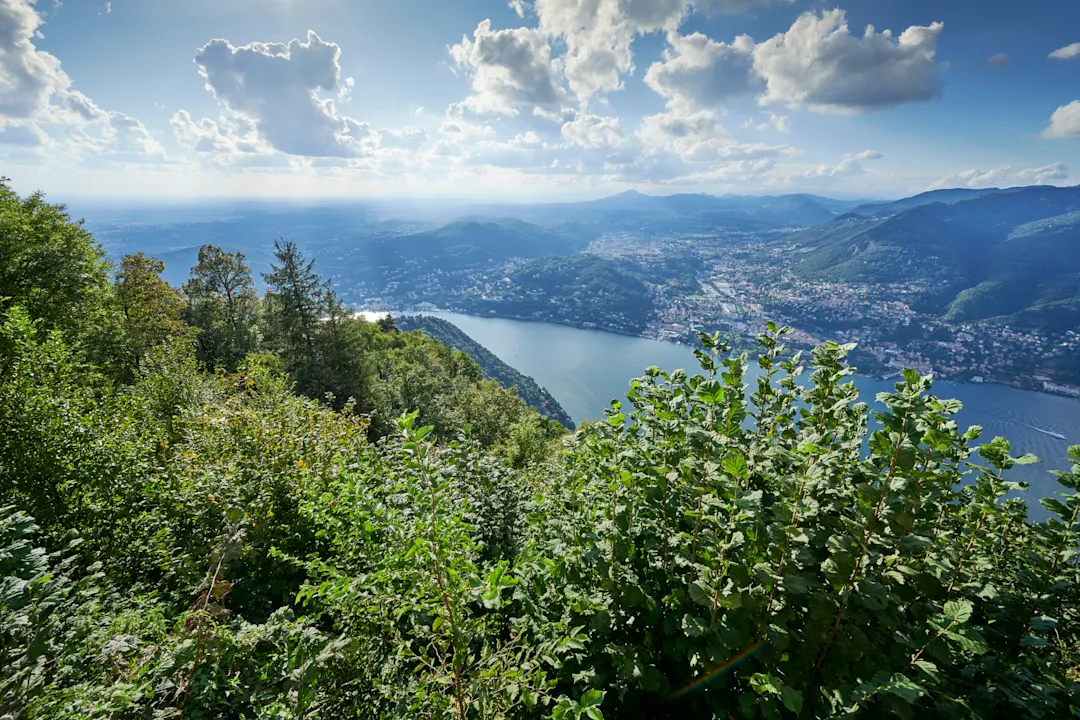 Italien, Lombardei, Comer See Luftaufnahme des Comer Sees und der Stadt Chiasso an der Grenze zur Schweiz.