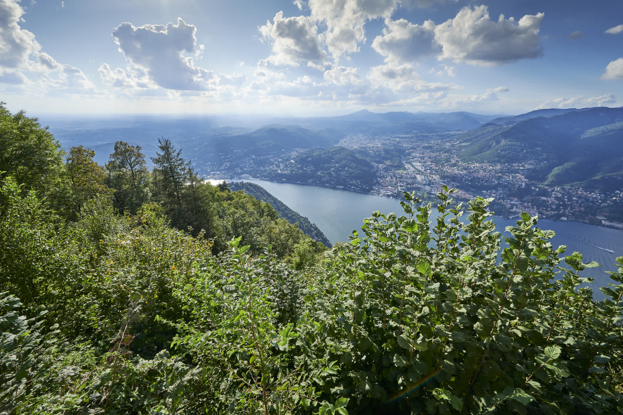 Luftaufnahme des Comer Sees und der Stadt Chiasso an der Grenze zur Schweiz.