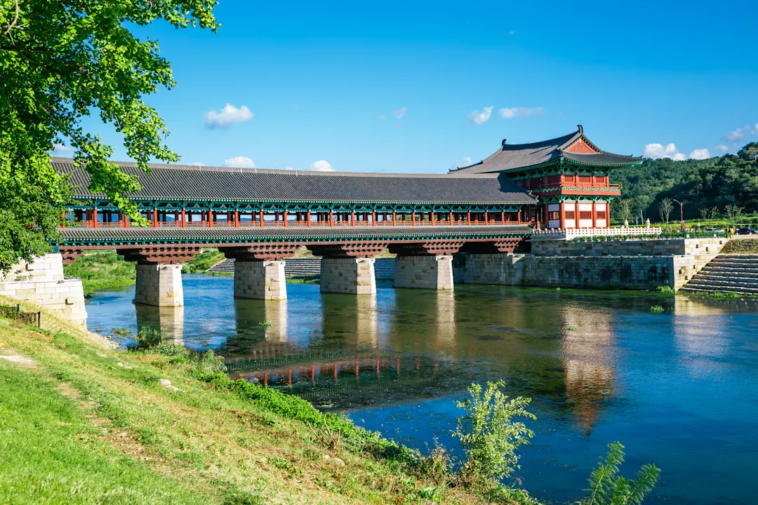 Traditionelle Holzbrücke mit Flussreflexionen. Woljeong-Brücke, Gyeongju, Südkorea.