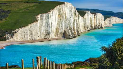 Vue sur les falaises blanches de Douvres au bord de l'eau bleu turquoise à Kent, en Angleterre