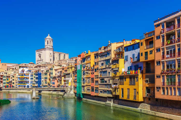 Blick auf bunte Häuser am Fluss Onyar in Girona - zu erleben bei einem Girona Urlaub