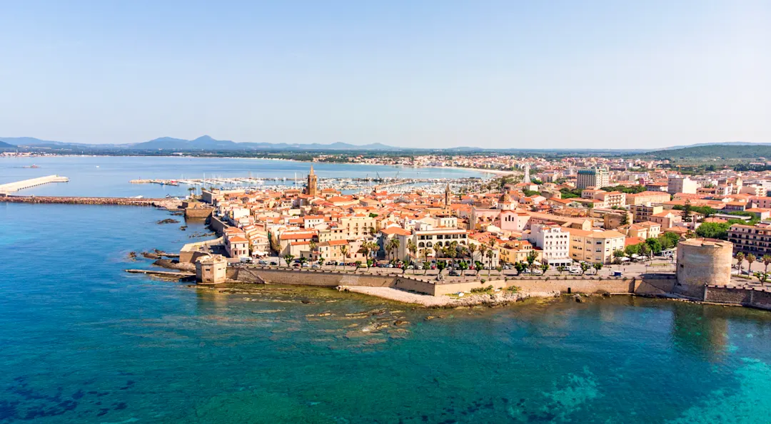 Luftaufnahme von Alghero, Stadt auf der Insel Sadinia, Italien

