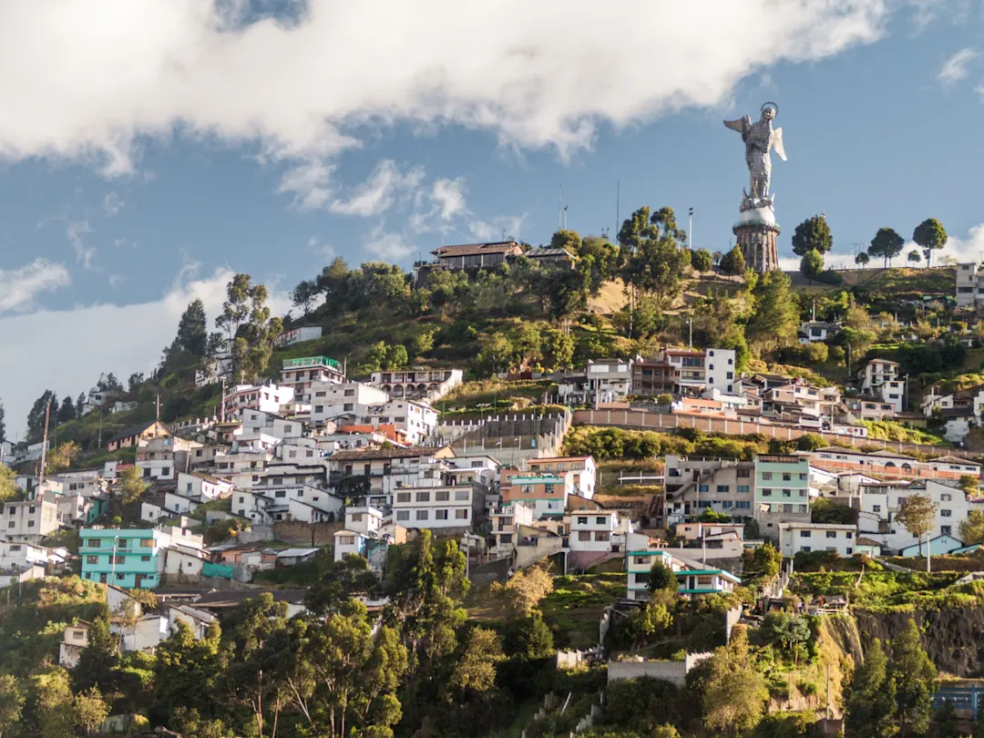 Städtische Landschaft von Quito mit Kolonial- und modernen Gebäuden, umgeben von Bergen. Quito, Pichincha, Ecuador.