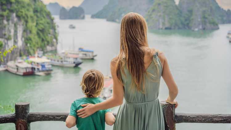 Mutter und Sohn Reisende in der Halong-Bucht, Vietnam.