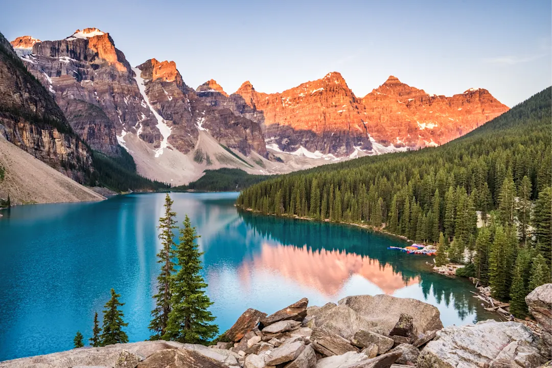 Sonnenaufgang über dem Moraine Lake, Kanada