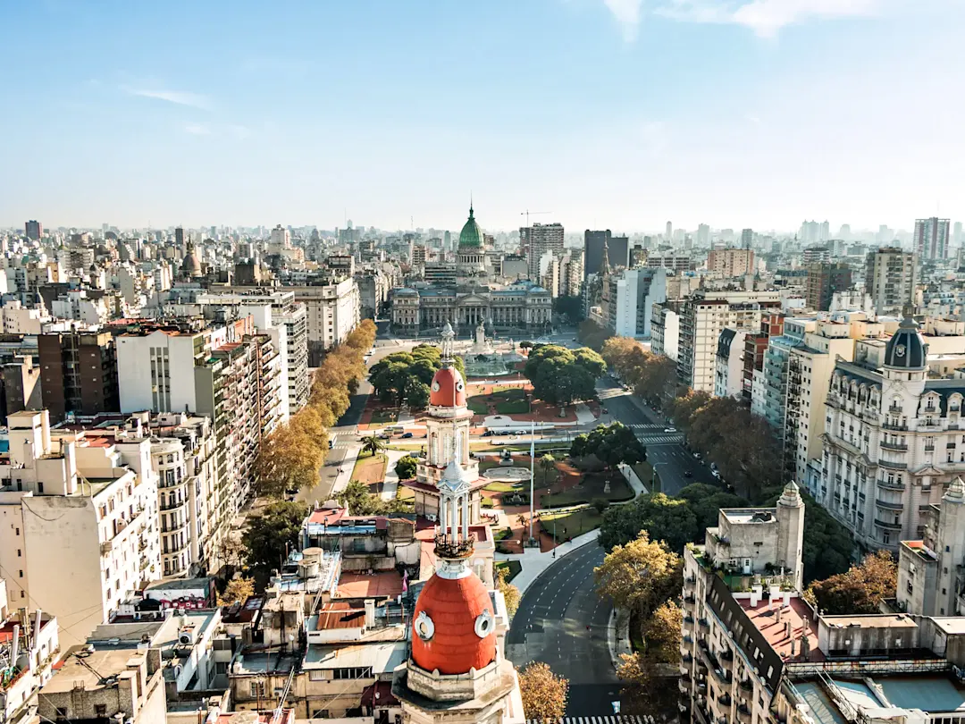 Stadtblick mit historischen Gebäuden und Parks. Buenos Aires, Buenos Aires, Argentinien.

