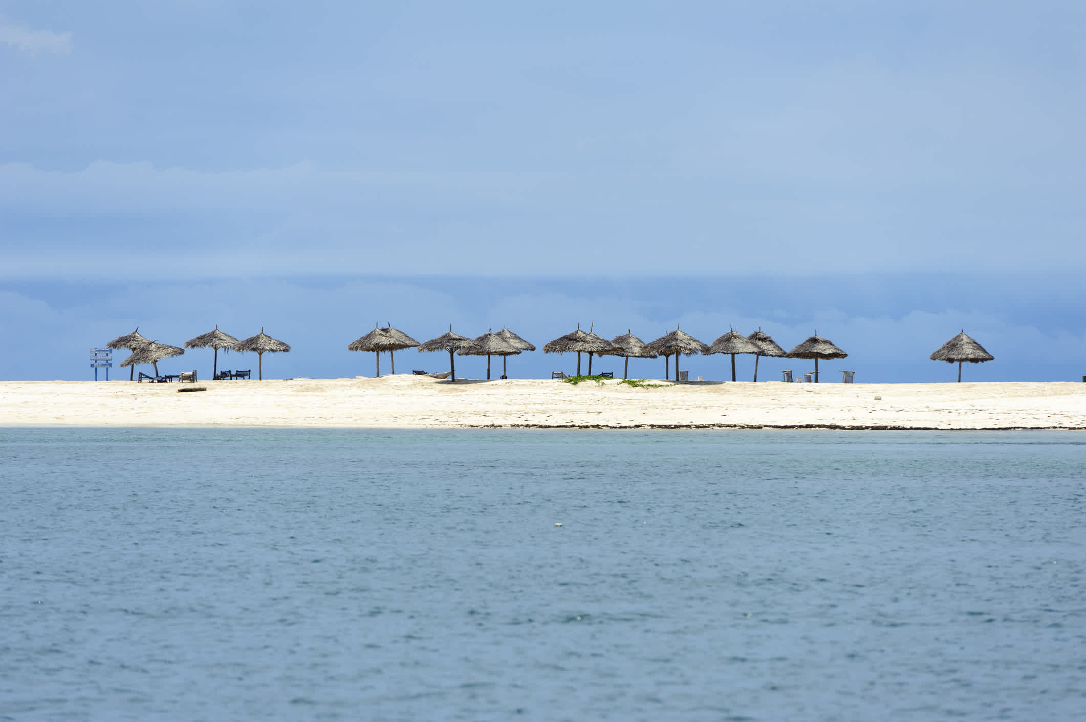 Parasols sur le sable blanc, plage de Bongoyo à Dar es Salaam, en Tanzanie.
