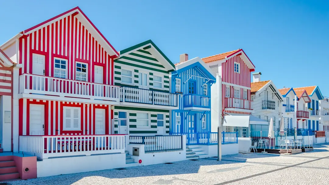 Costa Nova, Aveiro, Portugal Strandhäuser mit bunt gestreifter Fassade