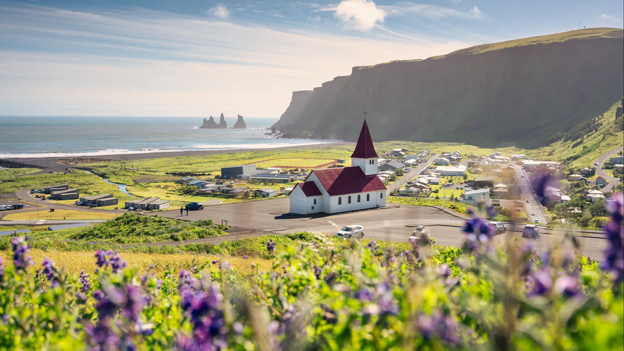 Schöne Landschaft mit der Kirche in Vik, Island. 

