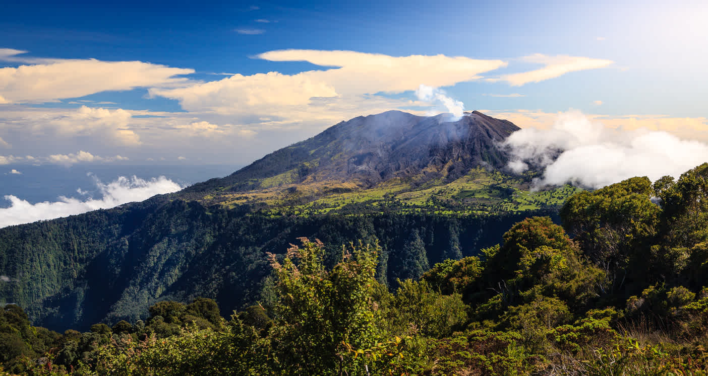 Vulkaan Turrialba met het gelijknamige dorp in Costa Rica