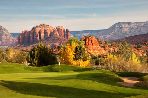 Ein wunderschöner Wüstengolfplatz. Sedona (Arizona), Vereinigte Staaten von Amerika Der amerikanische Südwesten beherbergt einige der spektakulärsten Golfplätze der Welt. Dies ist ein malerisches Bild des Golfplatzes, das im Herbst mit den Pappeln in wunderschöner gelber und goldener Farbe aufgenommen wurde.