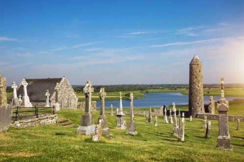 Clonmacnoise Kathedrale mit den typischen Kreuzen und Gräbern, Offaly, Irland.

