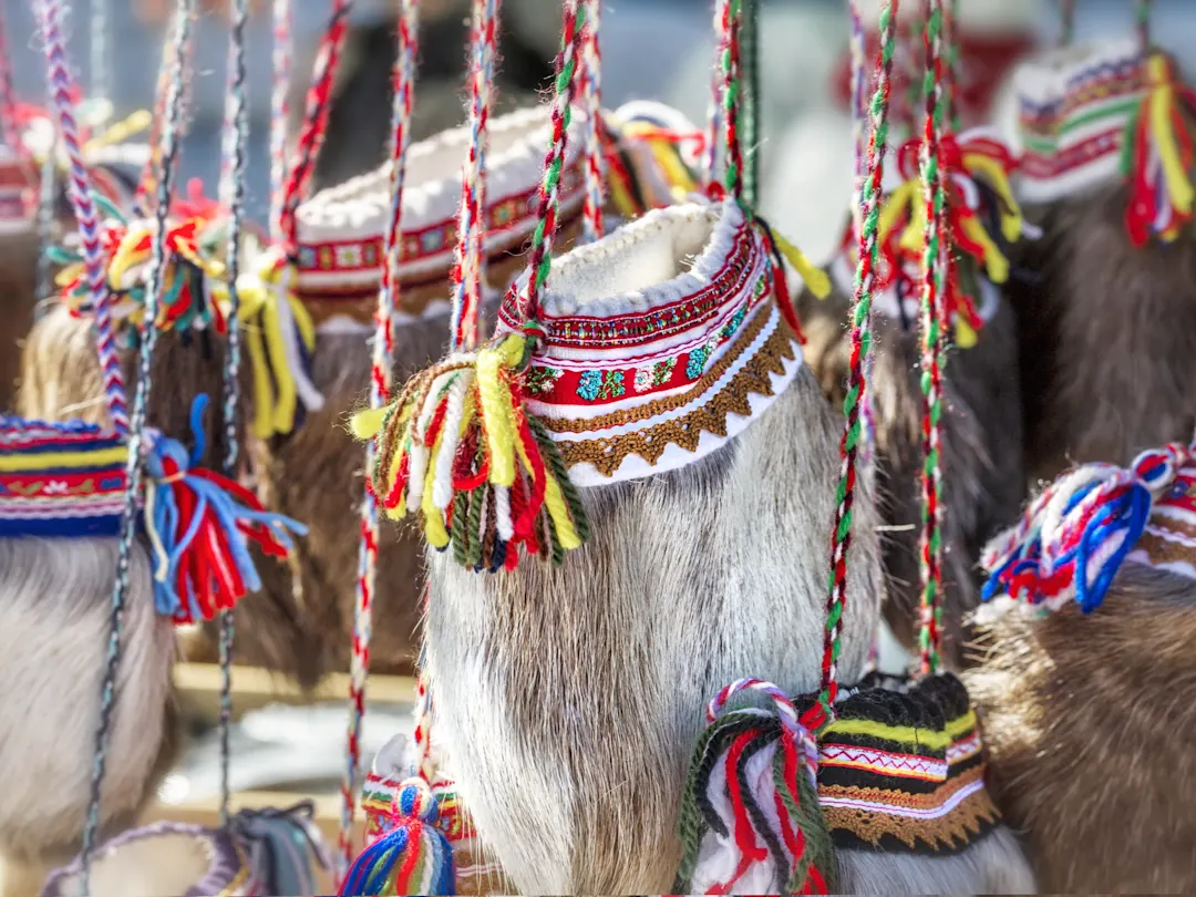 Svolvær, Lofoten, Norwegen Traditionelle Sami-Accessoires mit bunten Bändern, Svolvær, Lofoten, Norwegen.