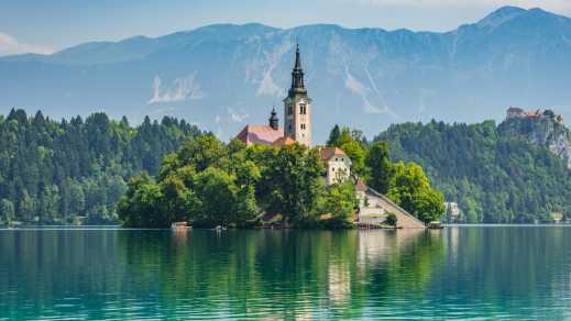 Le lac de Bled en Slovénie avec les Alpes en arrière-plan.