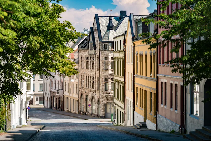 Ålesund, Norwegen Eine Straße mit schönen, bunten Häusern in Ålesund, Norwegen.