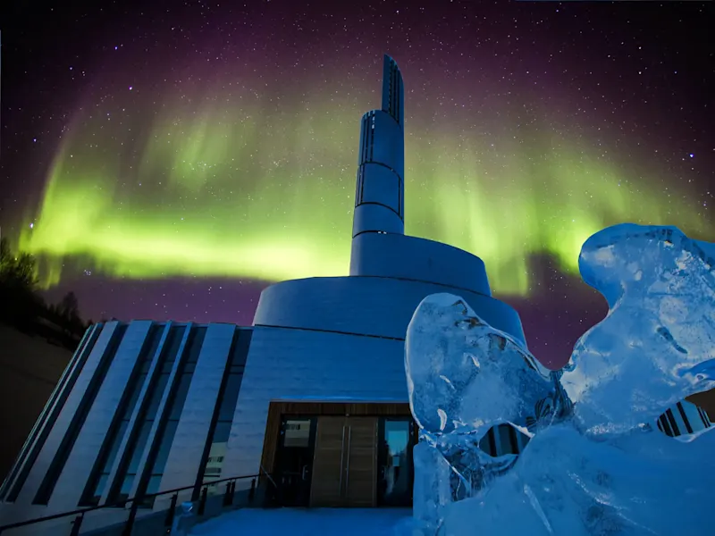 Nordlicht über der modernen Nordlichter-Kathedrale mit Eisskulptur. Alta, Troms, Norwegen.