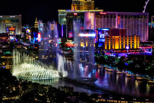 Ne manquez pas les illuminations de la fontaine de l'Hôtel Bellagio pendant votre voyage à Las Vega.